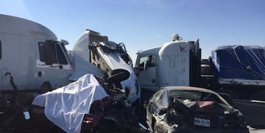 Choque entre 30 carros y camiones deja 5 muertos en México