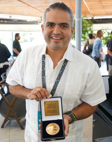 Jhonathan Chávez y Los Triunfadores reciben medalla en Viña del Mar 2024