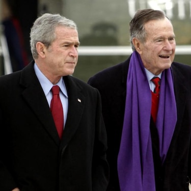 Pirata informático difunde autorretratos del expresidente Bush en el baño