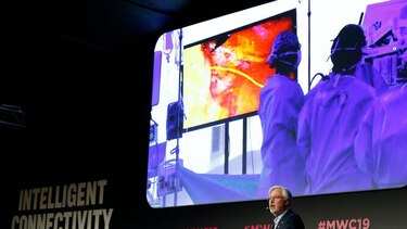 Un cirujano realiza la 'primera' operación guiada a distancia con red 5G