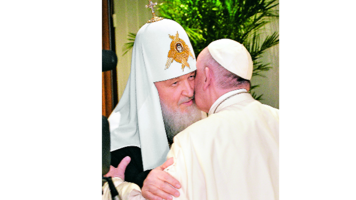 El patriarca Kirill de Moscú y toda Rusia (Izq.) y el papa Francisco se saludan al encontrarse.AP