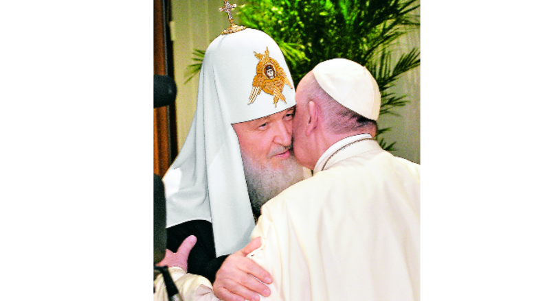 El abrazo que pone fin a 962 años de cisma