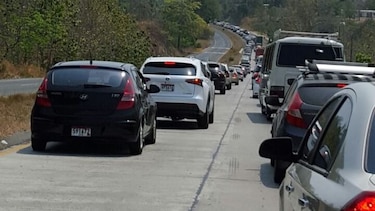 Miles de personas retornan a la ciudad; reportan tranques en varios puntos de la Interamericana