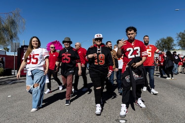 Super Bowl 2024: Los fans de Chiefs y 49ers tiñen de rojo el Allegiant Stadium