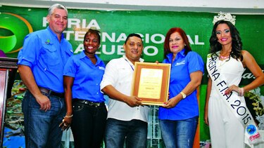 Senacyt recibe placa de reconocimiento