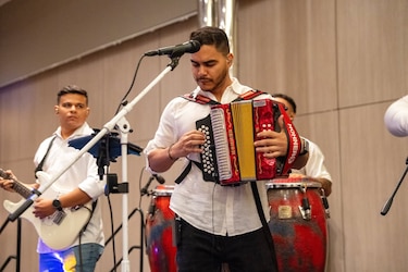 El acordeón tiene nuevos reyes: Sebastián Batista y Bruno Hurtado se consagran en el Festival de la Mejorana