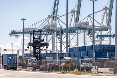 Gobernadores de puertos de Estados Unidos instan a un ‘acuerdo justo’ que termine huelga de estibadores