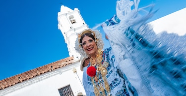 Global Bank celebra doce años acompañando el Desfile de las Mil Polleras, una tradición que une y representa a los panameños