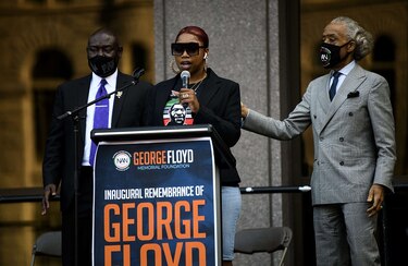 Marchan en homenaje a George Floyd en el primer aniversario de su muerte