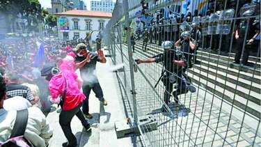 Miles protestan contra la austeridad en Brasil
