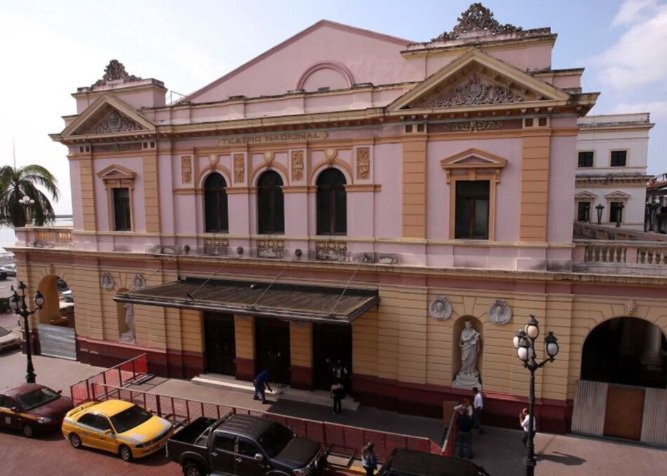 Destinan $1.2 millones al INAC para que restaure pinturas del Teatro Nacional