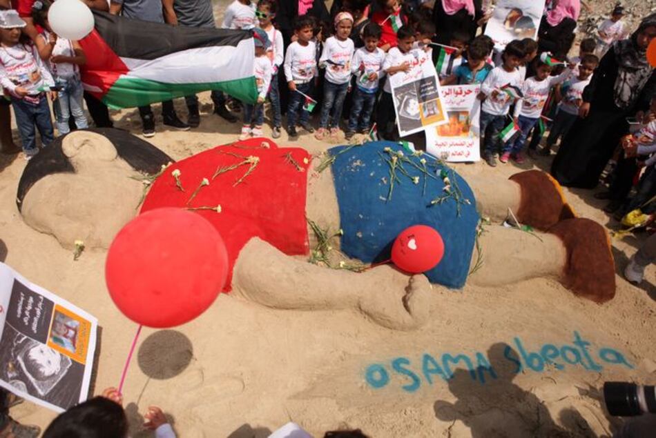 En una playa de Gaza una figura de arena recuerda al niño sirio ahogado