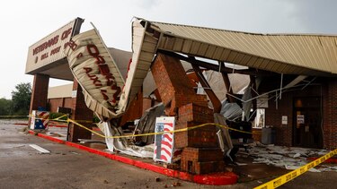 Aumentan a 15 los muertos, incluidos 4 niños, por tormentas en Texas, Oklahoma y Arkansas