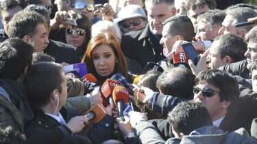 Juez ordena congelar cuentas bancarias de Cristina Fernández