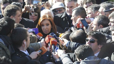 Juez ordena congelar cuentas bancarias de Cristina Fernández