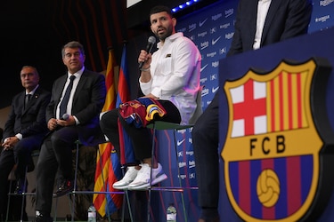 El ‘Kun’ Agüero cree que Messi seguirá en el Barcelona y espera jugar con él