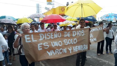 'Con mis hijos no se metan', gritan en la marcha por la familia