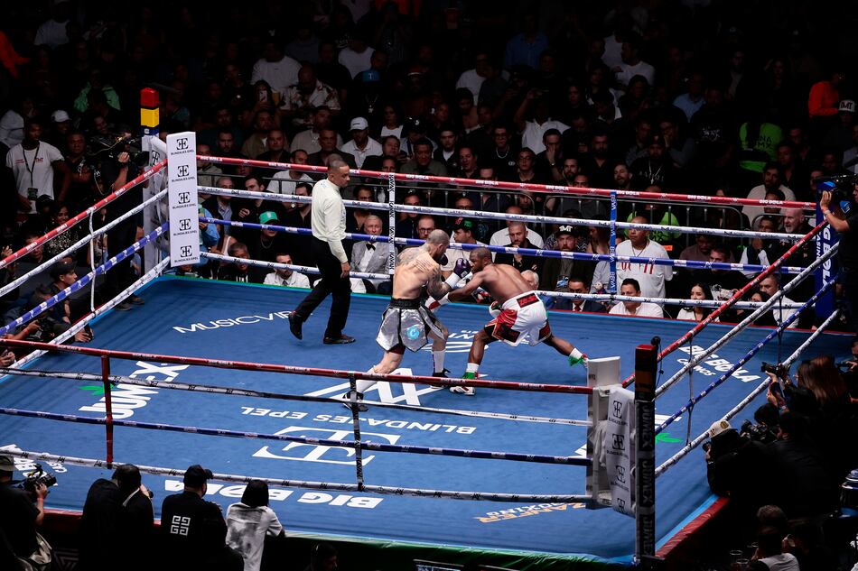 Floyd Mayweather Jr. empuja a árbitro panameño en pelea de boxeo