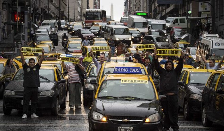 Uber presiona y se ofrece gratis en medio de allanamientos y furia de taxistas