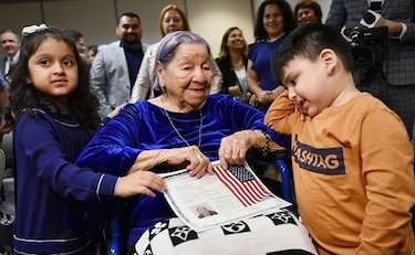 EU: salvadoreña de 106 años se naturaliza el día de las elecciones