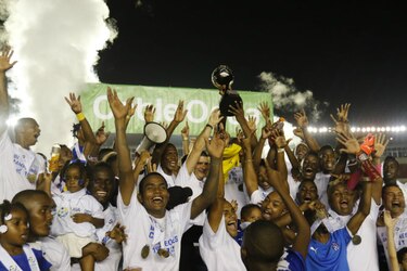 Árabe Unido sigue reinando