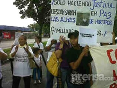 Familiares de envenenados cierran la Vía Transístmica