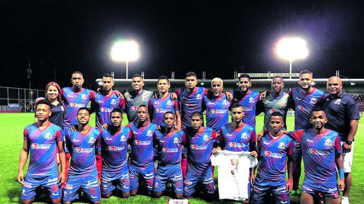 Plantel del Deportivo Municipal San Miguelito que jugará la final. CORTESÍA