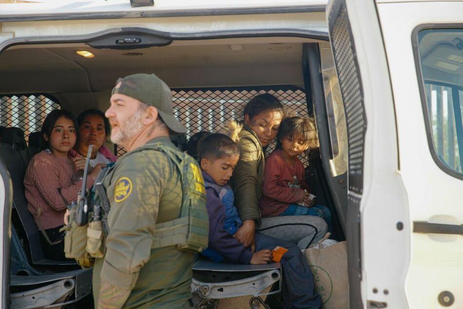 Las imágenes de una redada en un autolavado de Los Ángeles que muestran la ofensiva del gobierno de Trump contra los indocumentados