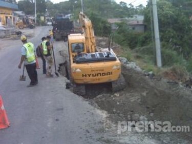 Vía hacia Calzada Larga se hunde debido a las lluvias