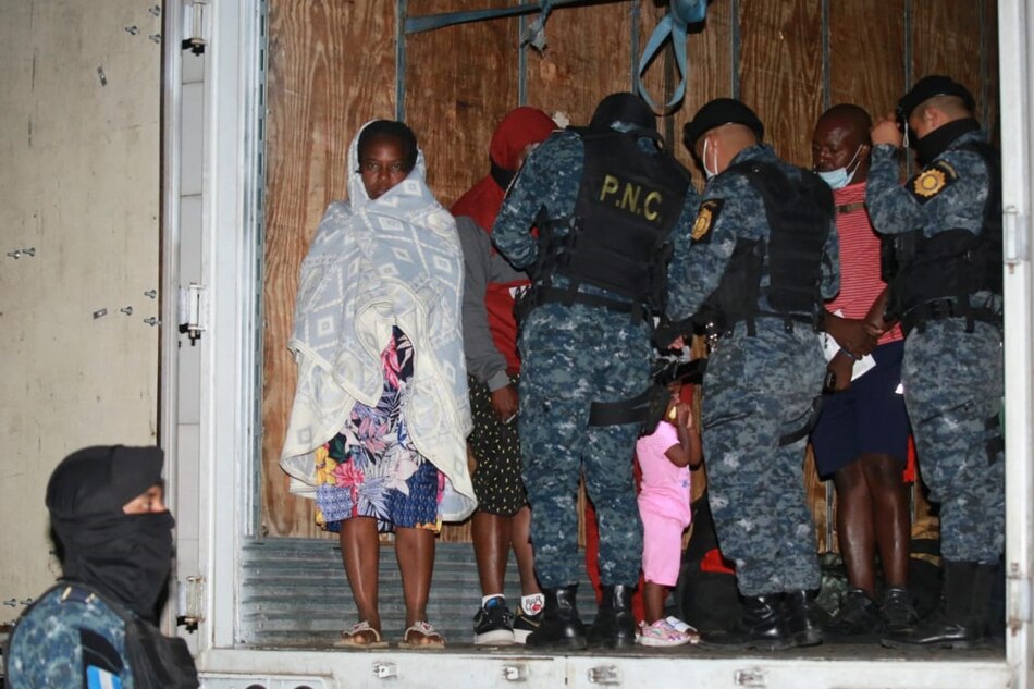 Policía de Guatemala halla a 54 migrantes haitianos en el remolque de un camión