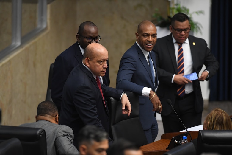 Diputados Jairo ‘Bolota’ Salazar y Crispiano Adames protagonizan altercado en la Asamblea Nacional; se habla de puños y patadas