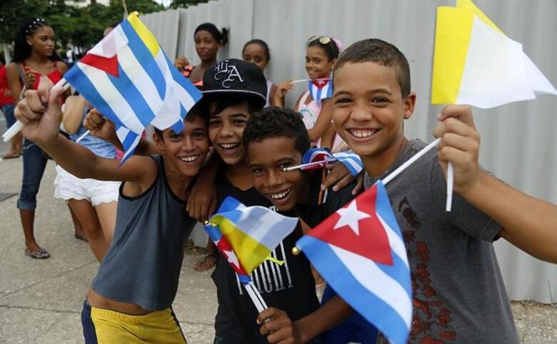 Miles de cubanos reciben a Francisco en su primer recorrido por La Habana