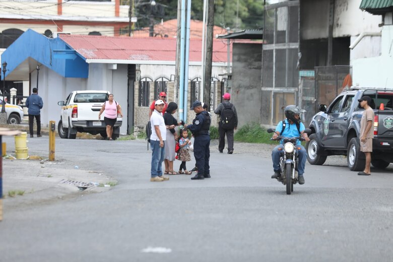Bocas del Toro sigue bloqueado; turistas y residentes improvisan para movilizarse