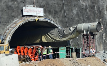 Nuevos percances en el rescate de 41 obreros atrapados en un túnel en India tras 14 días