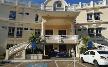 Una juez libra de ir a la cárcel a un médico condenado por blanqueo; a cambio hará trabajo comunitario