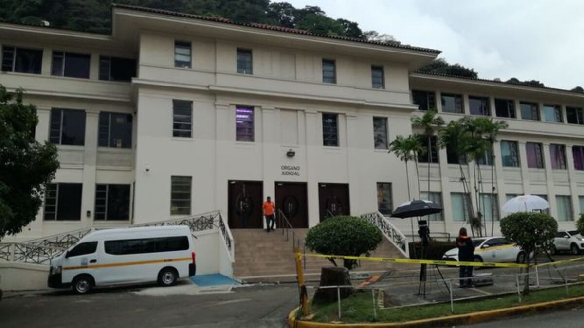 En el Palacio de Justicia Gil Ponce, se instaló un cordón de seguridad, por instrucciones del magistrad