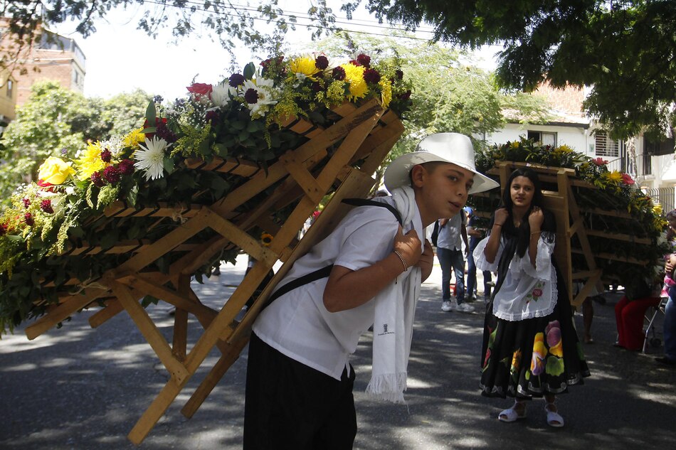 Cerca de 2,000 niños silleteros abren con su desfile la Feria de las Flores de Medellín