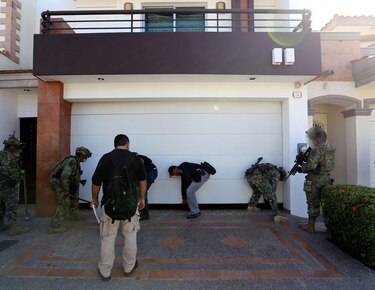 Confiscan avionetas, inmuebles y armas vinculados con 'El Chapo' Guzmán