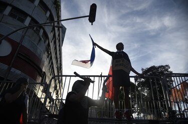 Enfrentamientos en las inmediaciones de la Asamblea Nacional; vandalizaron un local comercial