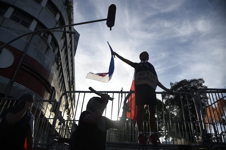 Enfrentamientos en las inmediaciones de la Asamblea Nacional; vandalizaron un local comercial