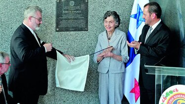 Homenaje póstumo al excontralor Carles