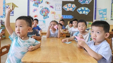 Un impuesto a los condones y cuidados infantiles más baratos: los planes de China para aumentar la natalidad