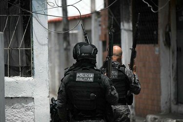 Comando Vermelho: cómo drones y fusiles importados acaban en manos del crimen organizado en Brasil y están transformando el conflicto urbano