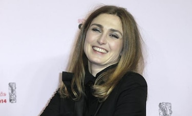 Gayet gana juicio contra revista por publicar fotos de ella con Hollande