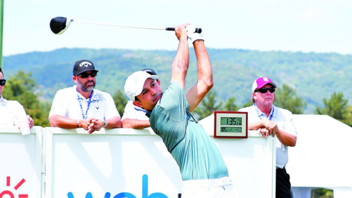 El panameño Miguel Ordóñez golpea la bola con fuerza a su salida a recorrer los primeros 18 hoyos del torneo, que se desarrolla en el Club de Golf de Panamá.