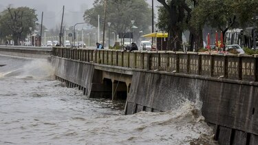 Temporal que afecta a Buenos Aires es usado por los políticos para atacar a Daniel Scioli