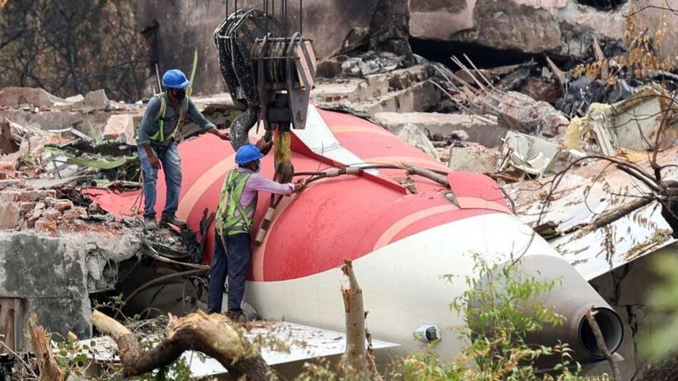 ‘¿Por qué desconectaste el combustible?’: la conversación entre los pilotos del avión de Air India poco antes del accidente el que murieron 260 personas