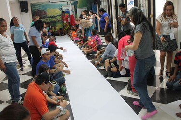 Niños y jóvenes con habilidades especiales pintan 'El mural de la inclusión'