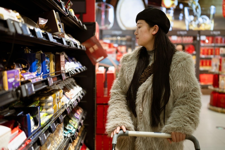 Por qué China quiere que sus jóvenes gasten más dinero, pero ellos se resisten