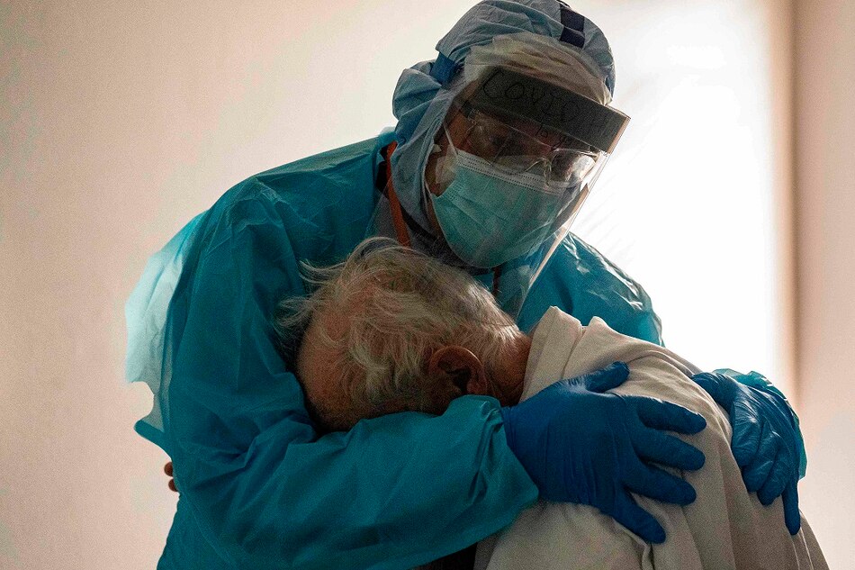 Foto de un médico abrazando a un anciano con Covid-19 se vuelve viral